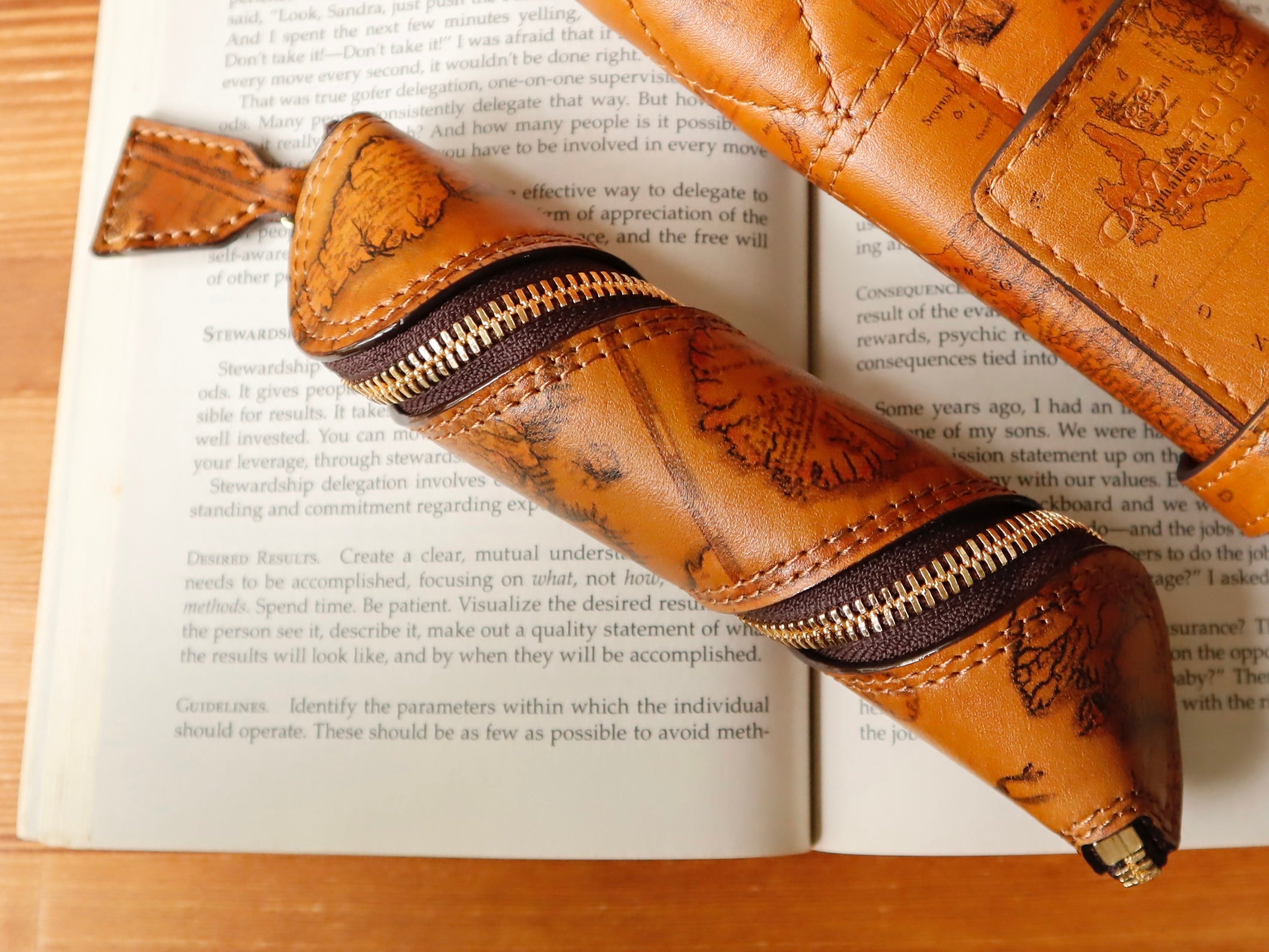 本革ロールファスナーペンケース 〜アンティーク風地図(キャメル)〜